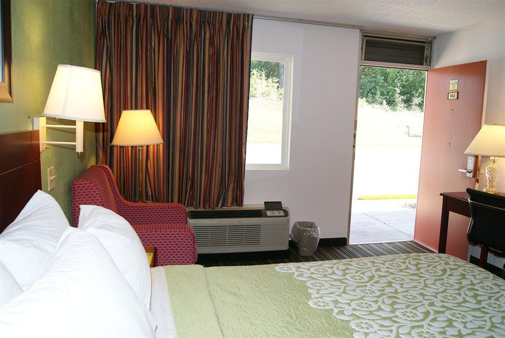 Days Inn By Wyndham Shelby Exteriör bild