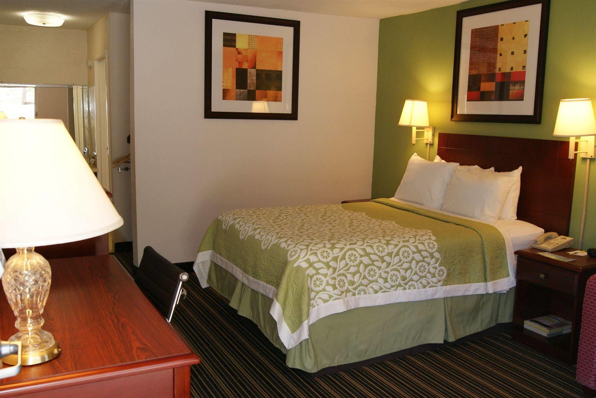 Days Inn By Wyndham Shelby Exteriör bild